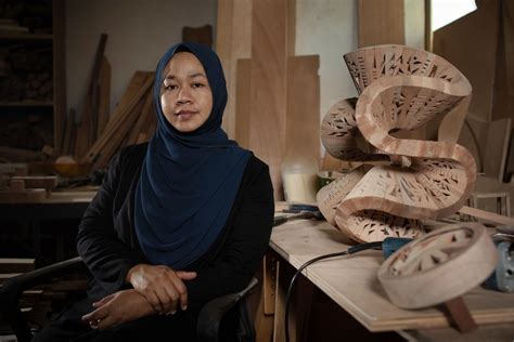  Carving Dreams: A Journey into Malaysian Sculpture Through the Eyes of Tradition and Modernity